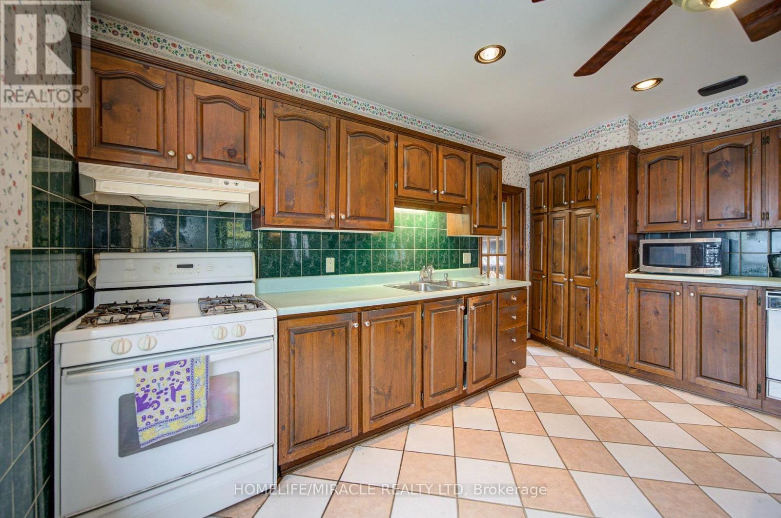 36 VALHALLA BOULEVARD - 20