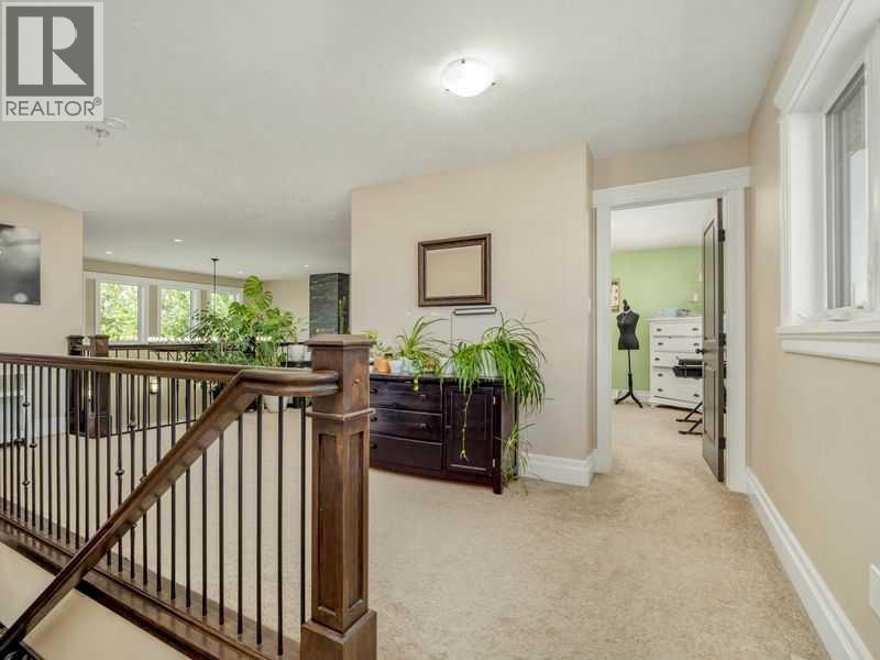 521 12 Ave W - Image 8