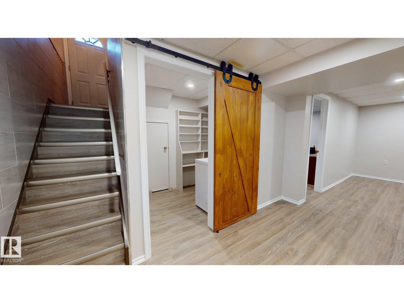 4738 49 ST - 36