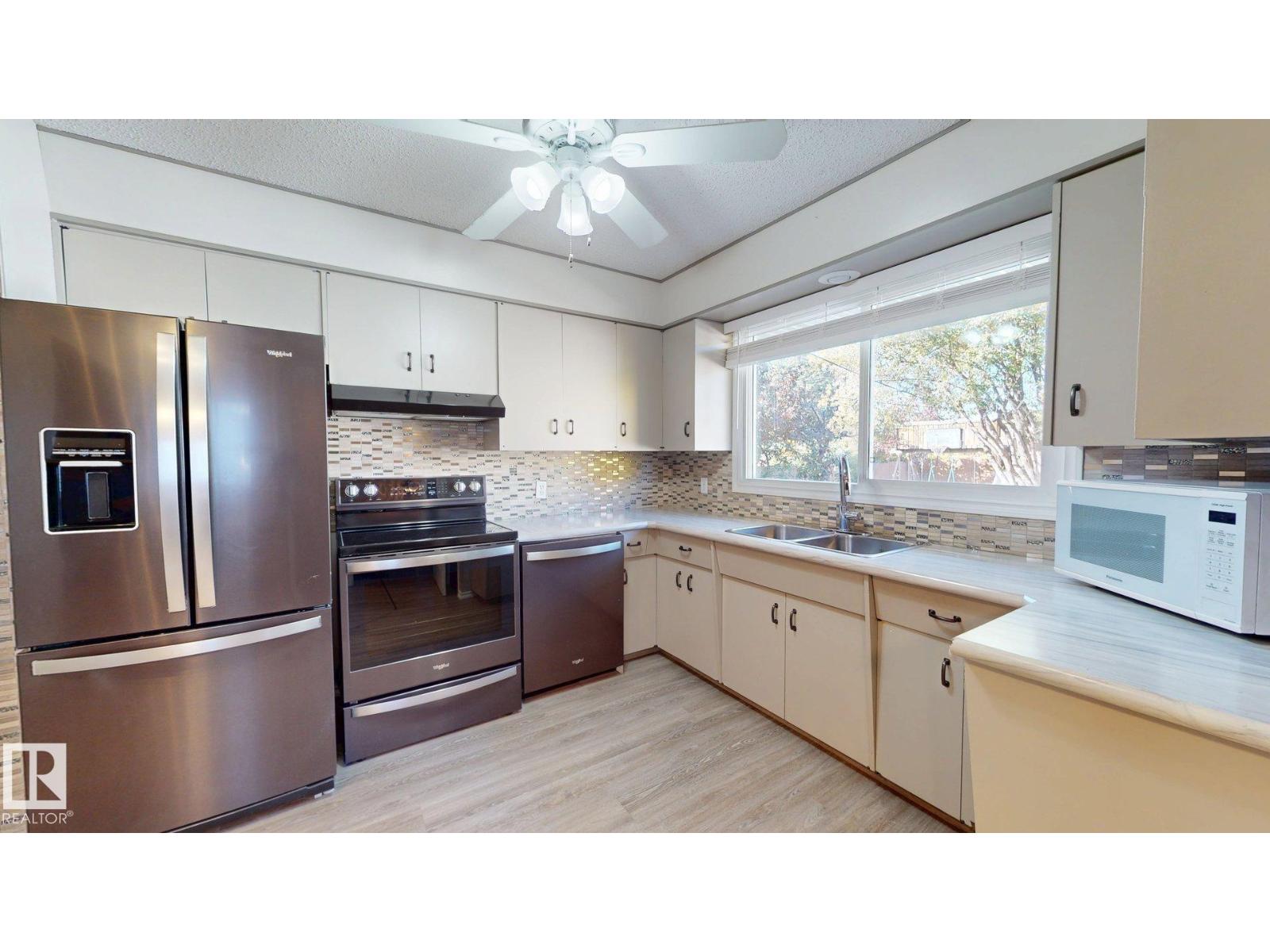 4738 49 ST - 23