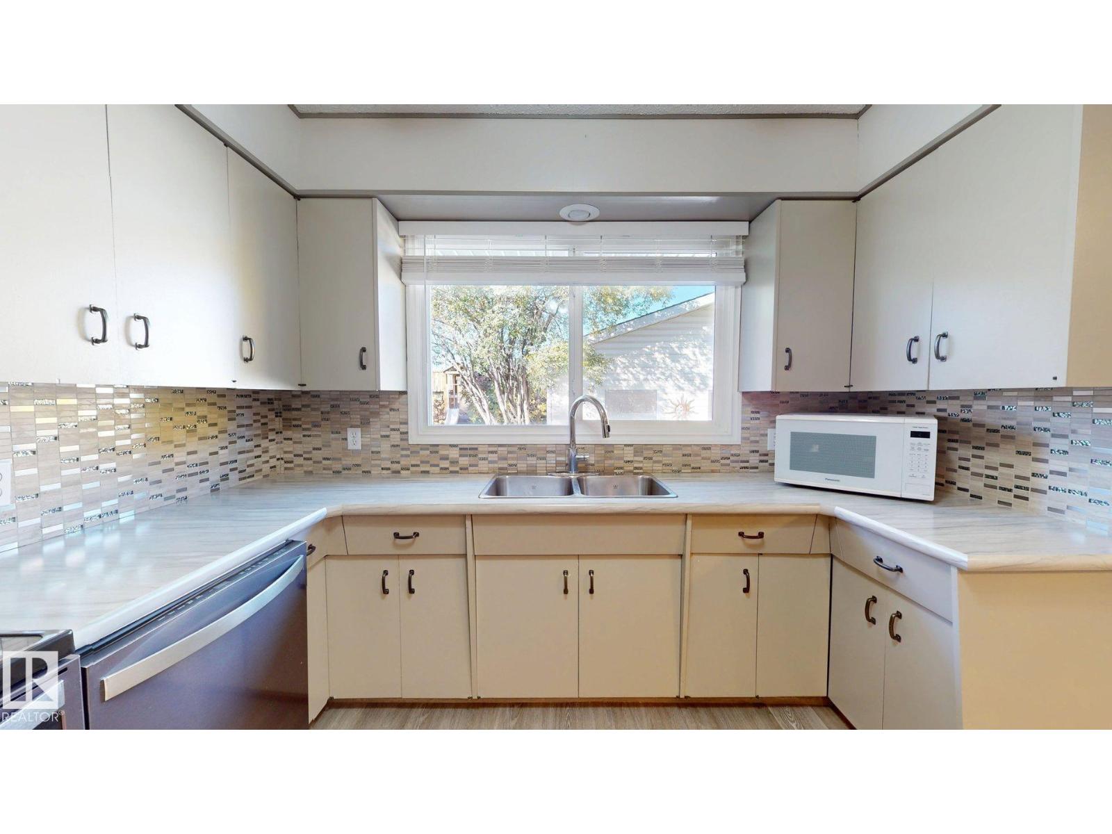 4738 49 ST - 22