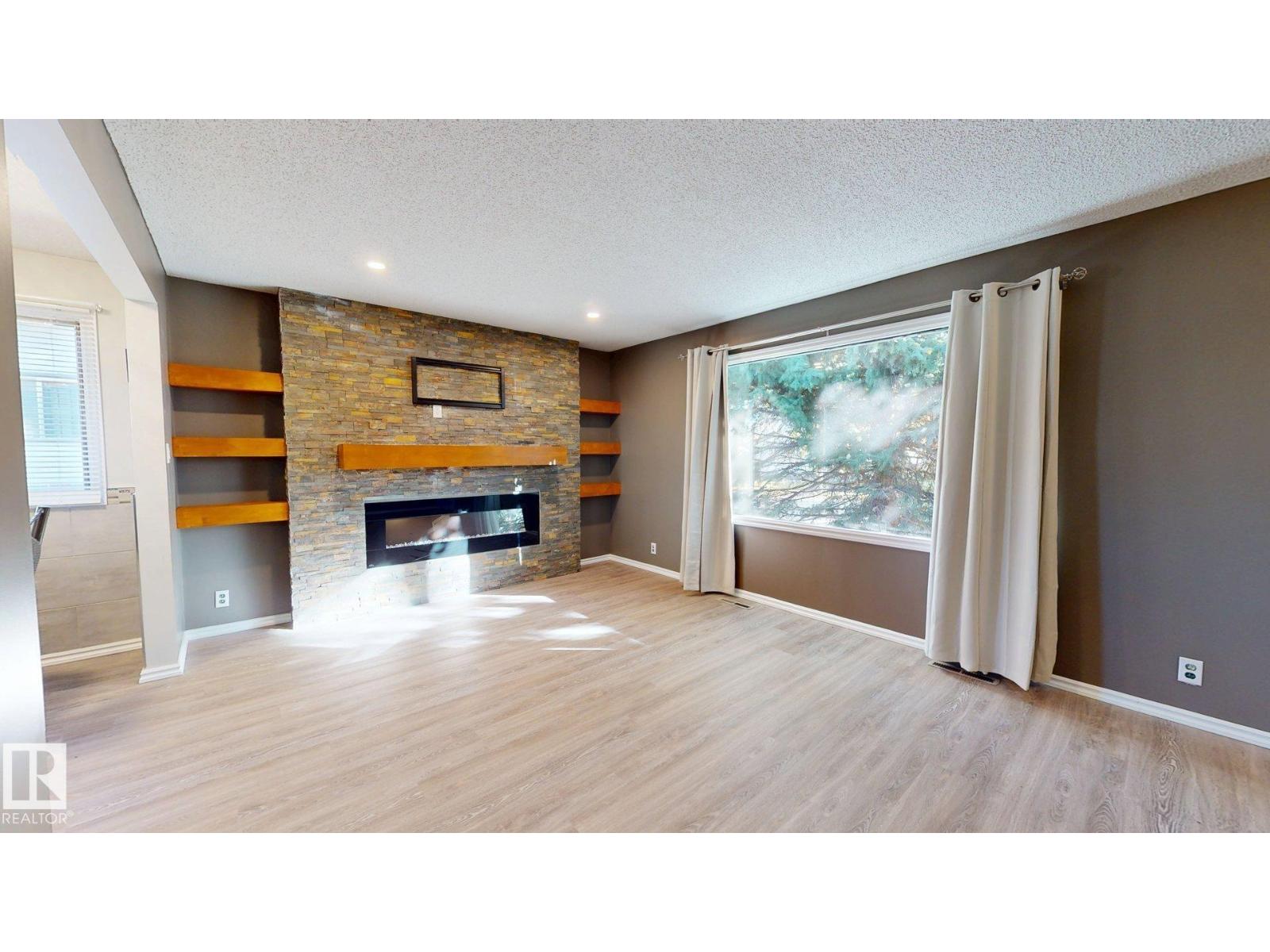 4738 49 ST - 15