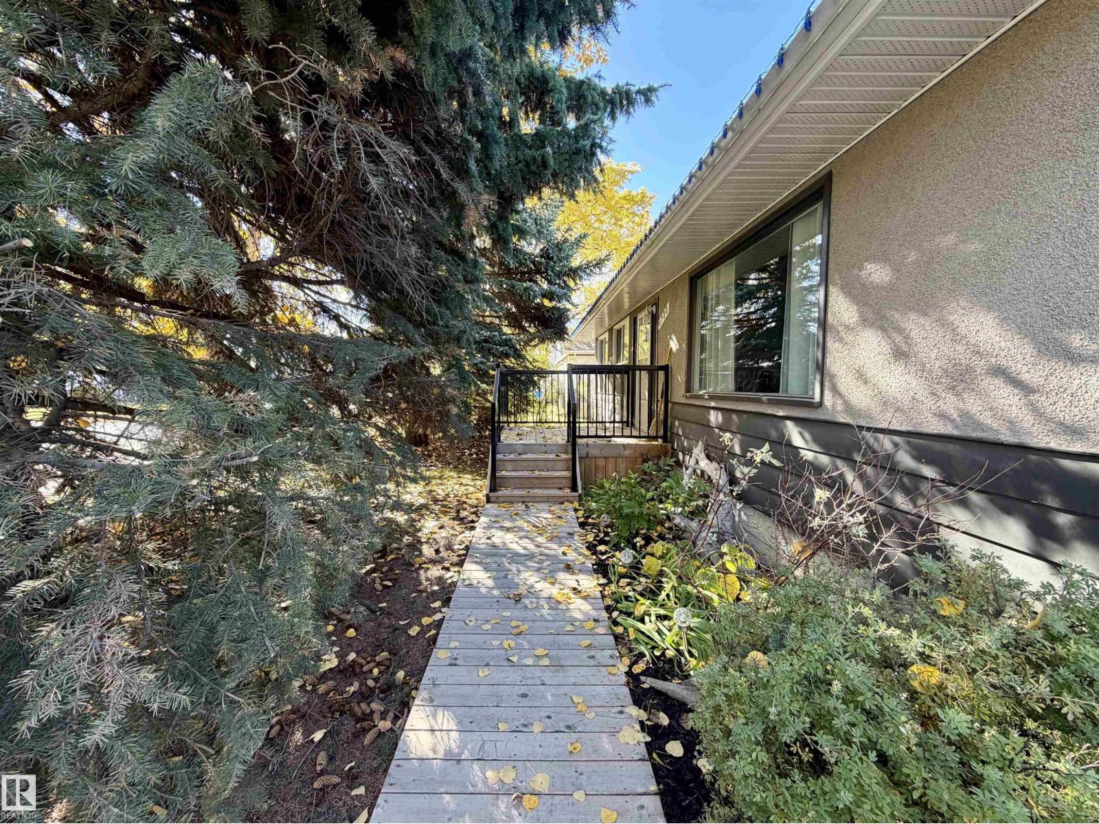 4738 49 ST - 7