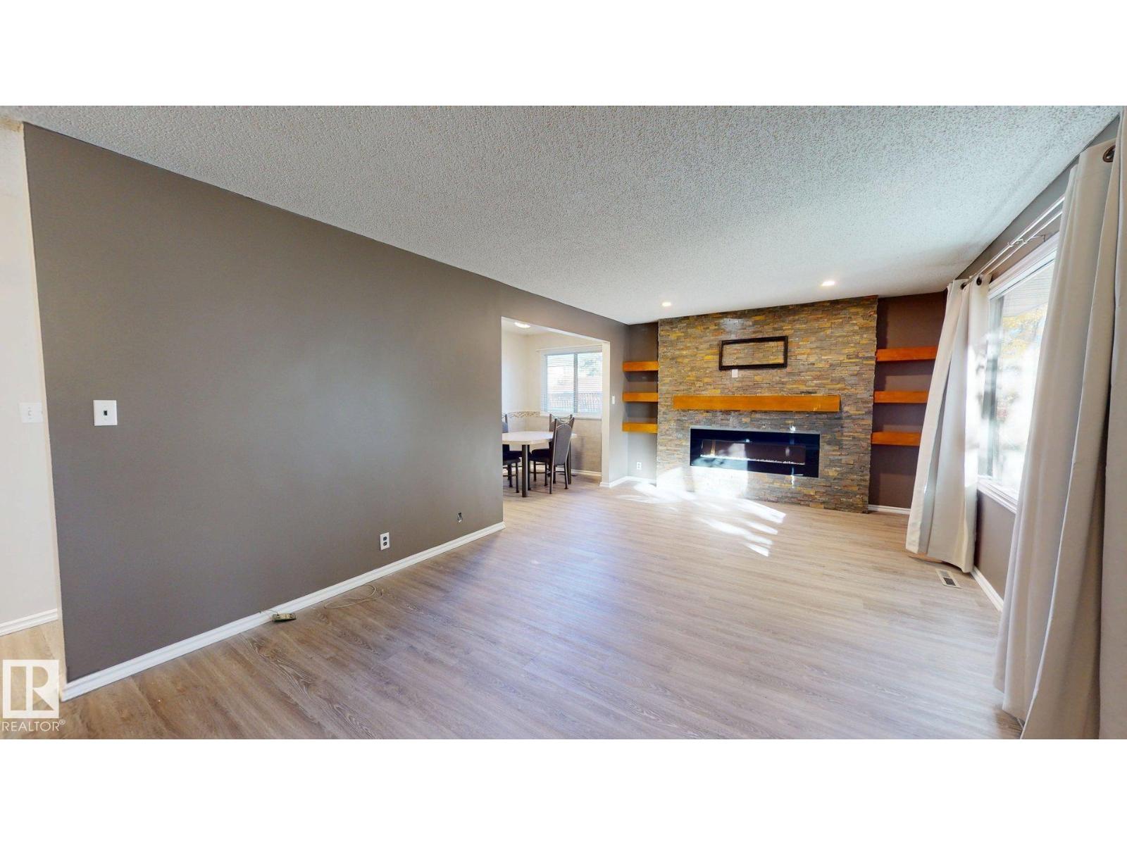 4738 49 ST - 16