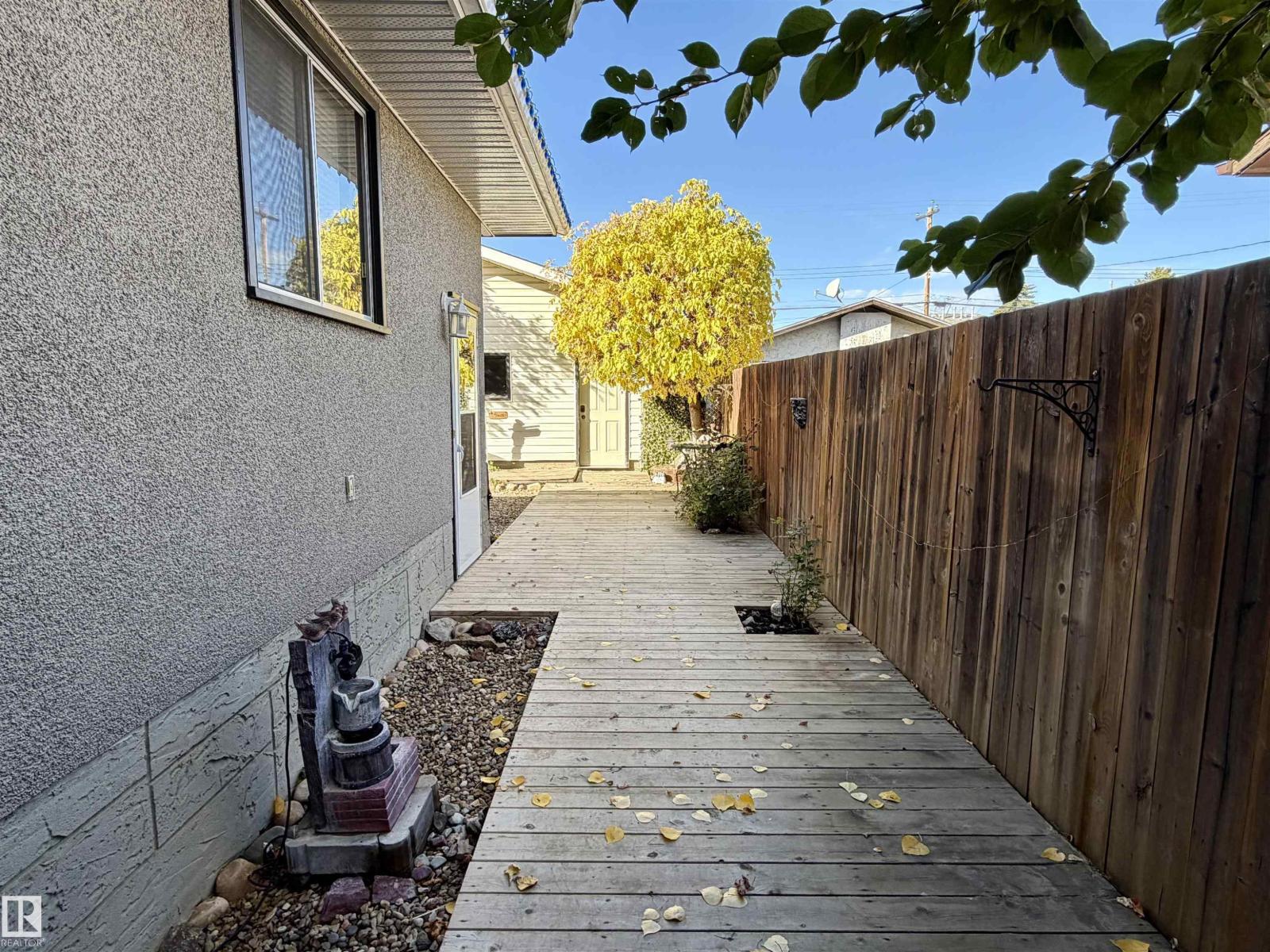 4738 49 ST - 8