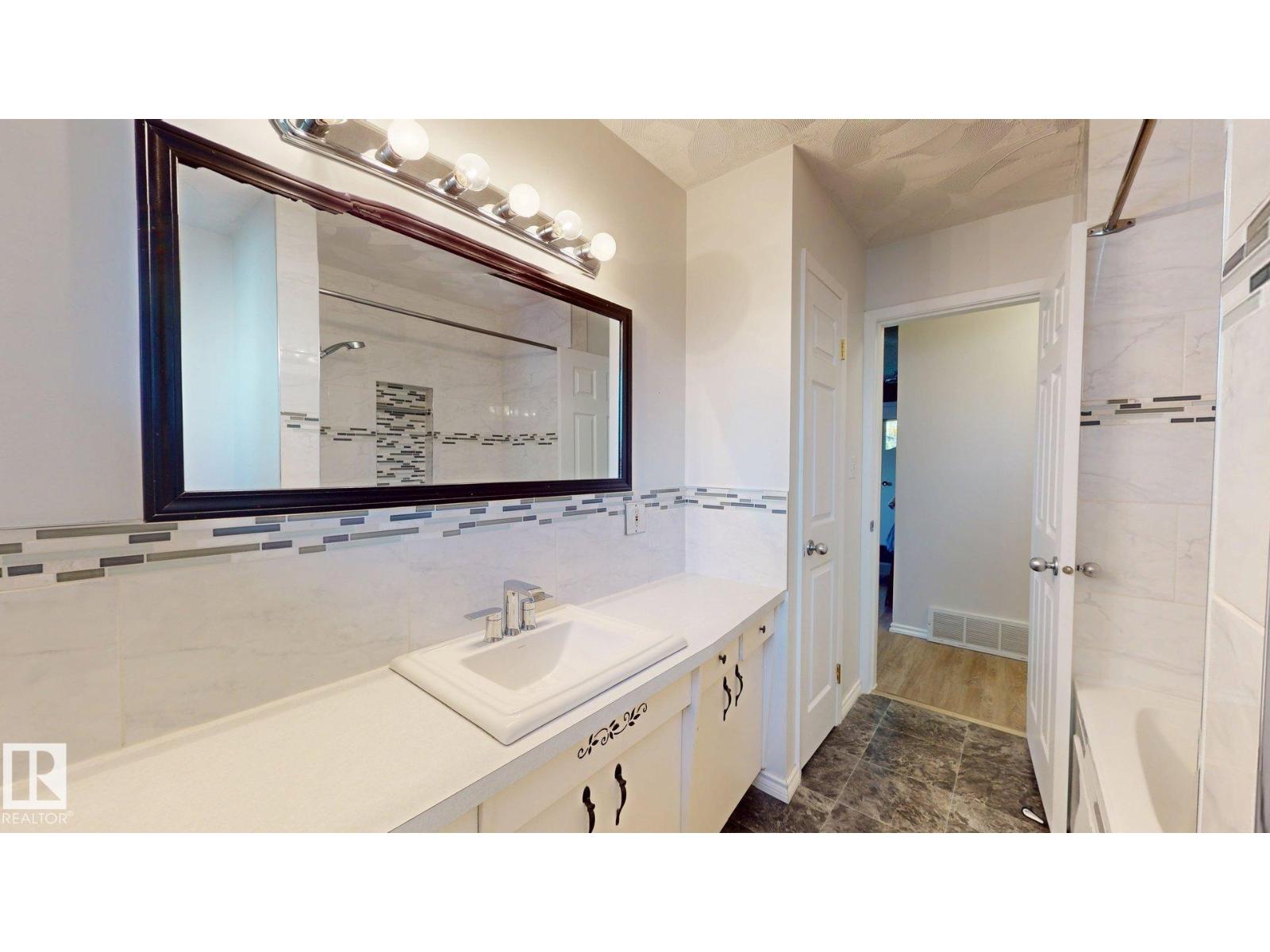4738 49 ST - 27