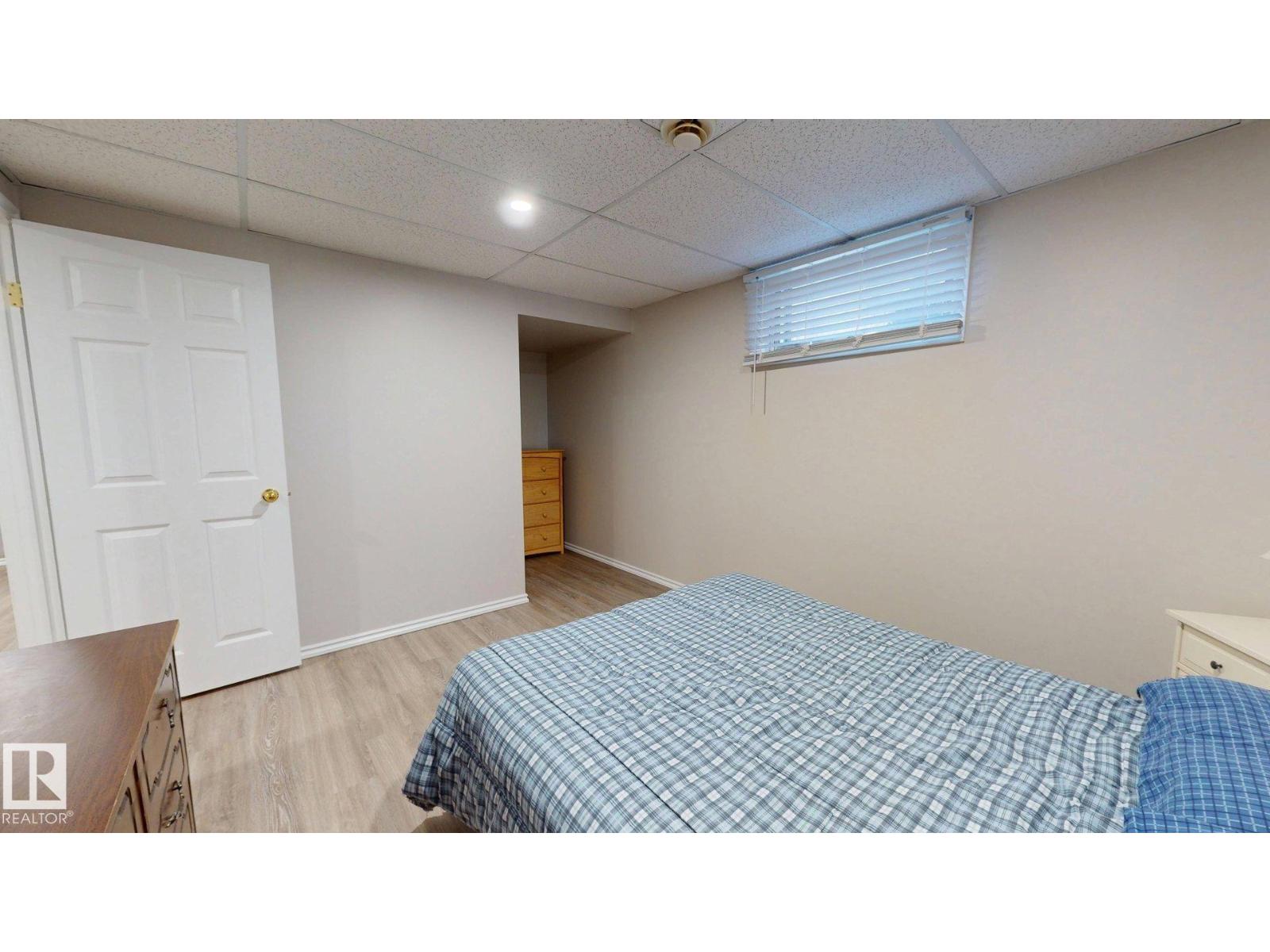 4738 49 ST - 45