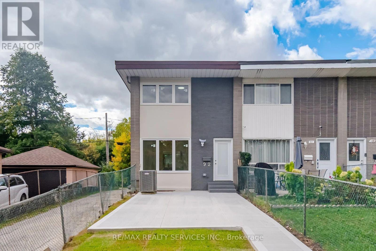 92 CORBY CRESCENT - 1