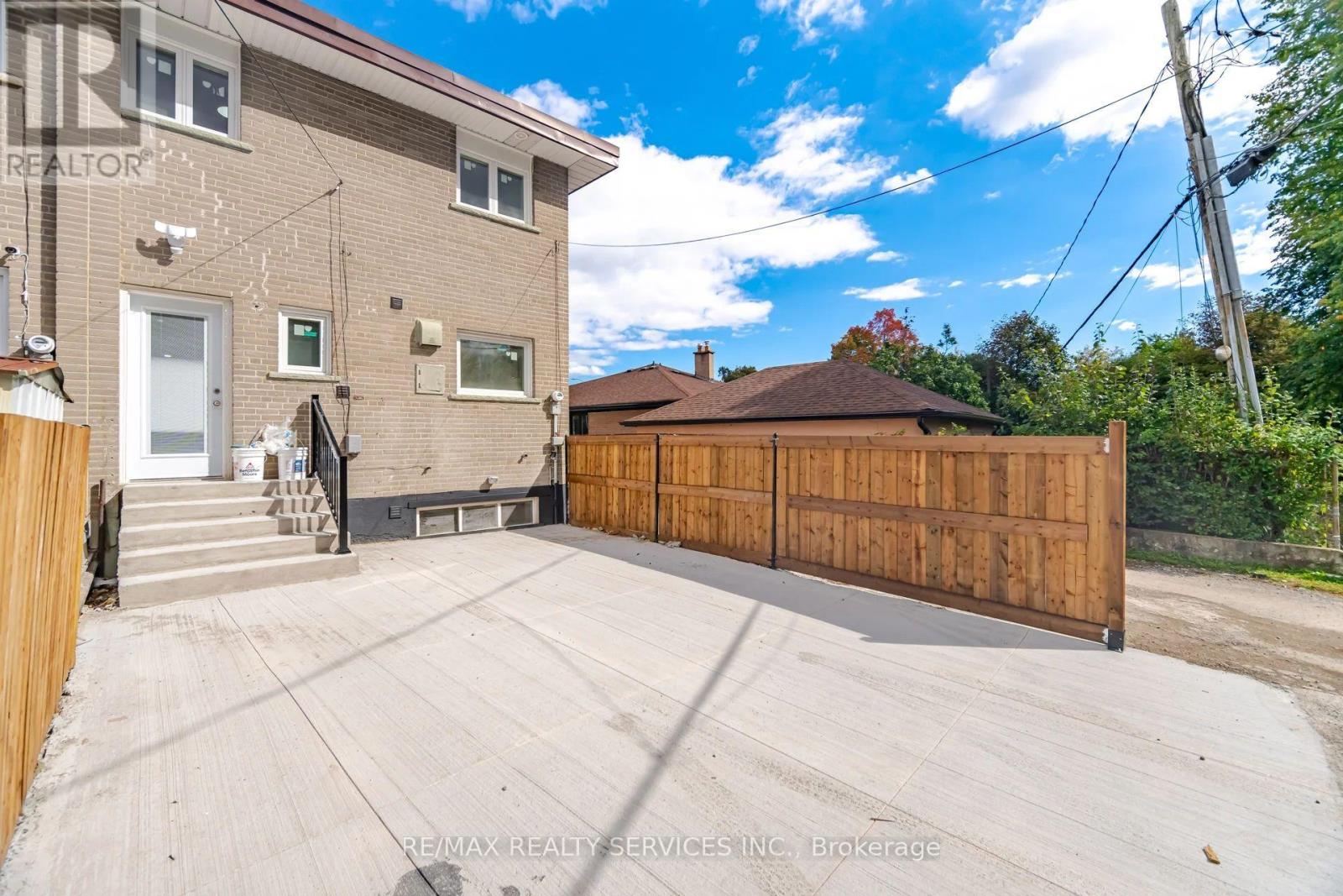 92 Corby Crescent, Brampton, ON photo 3