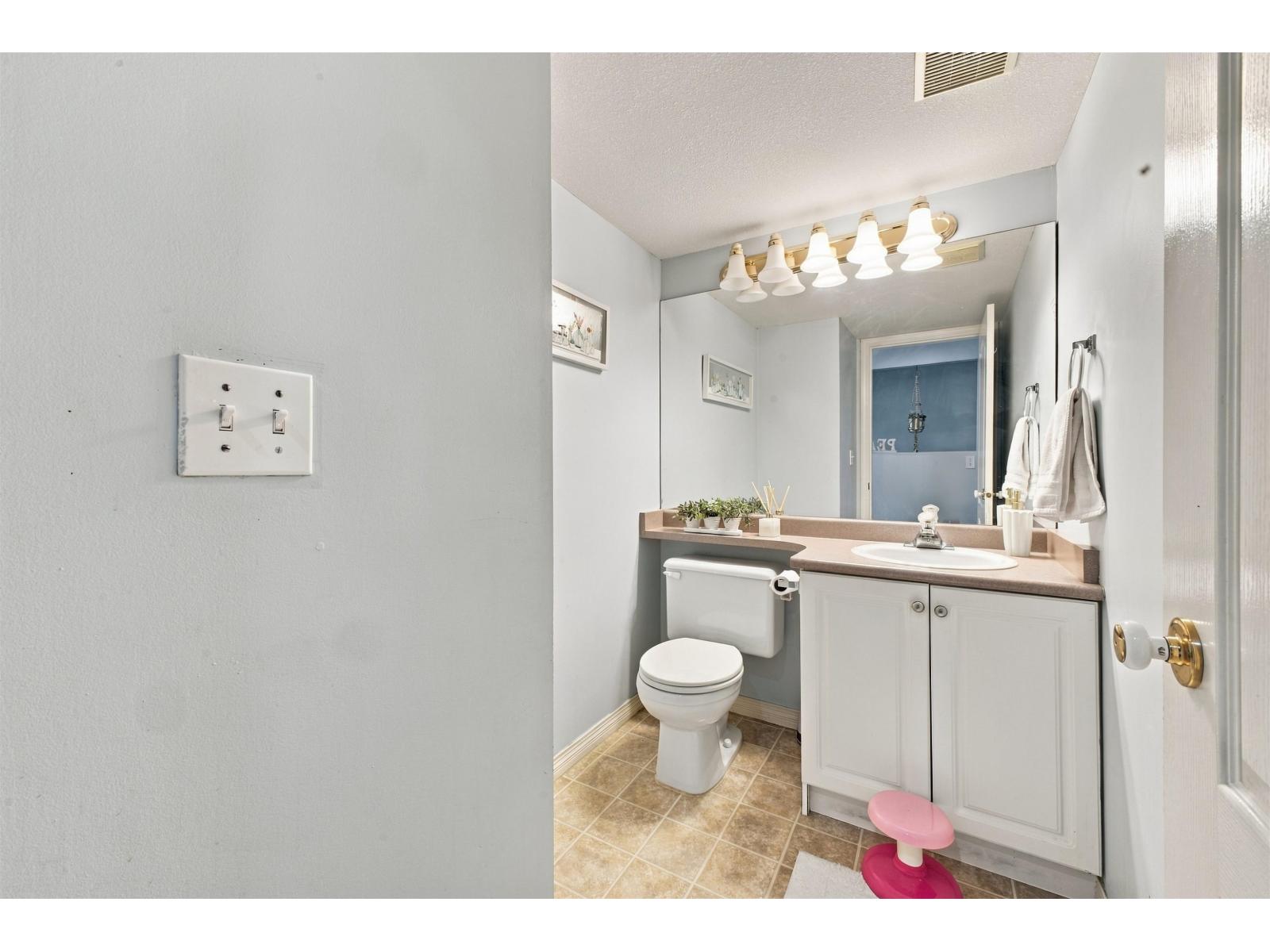 Photo of 18 8289 121A STREET 16