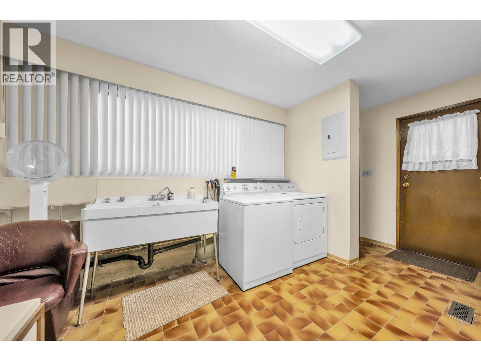 Photo of 4195 NANAIMO STREET 27