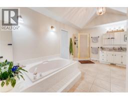 Dining nook - 4671 Grandview Flats Road S, Spallumcheen, BC V4Y0P6 Photo 17