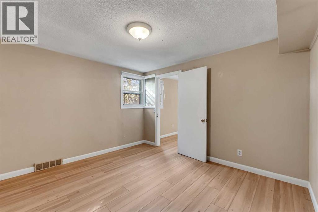 2807 32 Street SW - 33