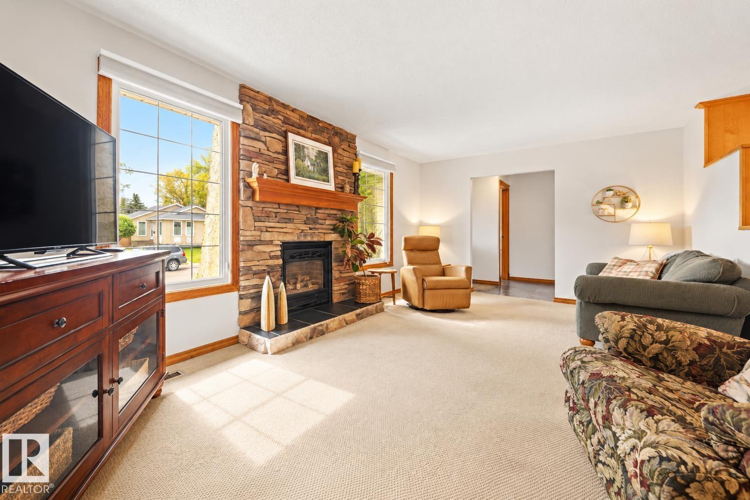 704 Warwick Road NW, Dunluce — photo 4 of 30: Property photo