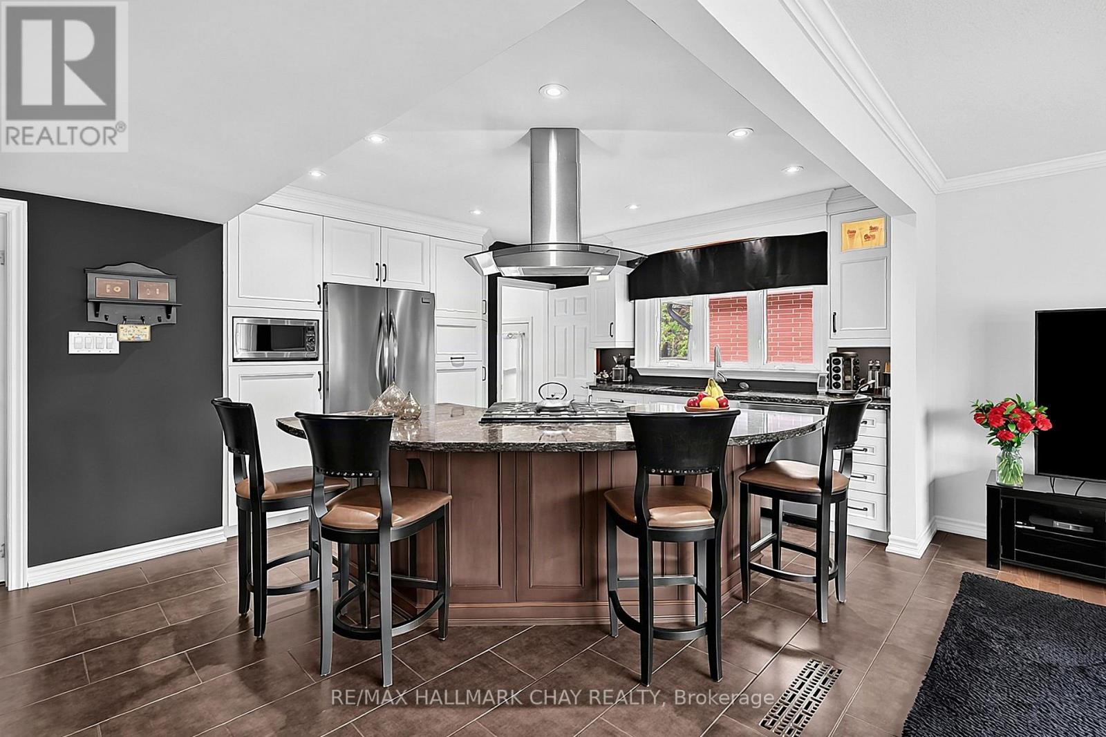 23 Marion Crescent, Barrie, ON photo 3