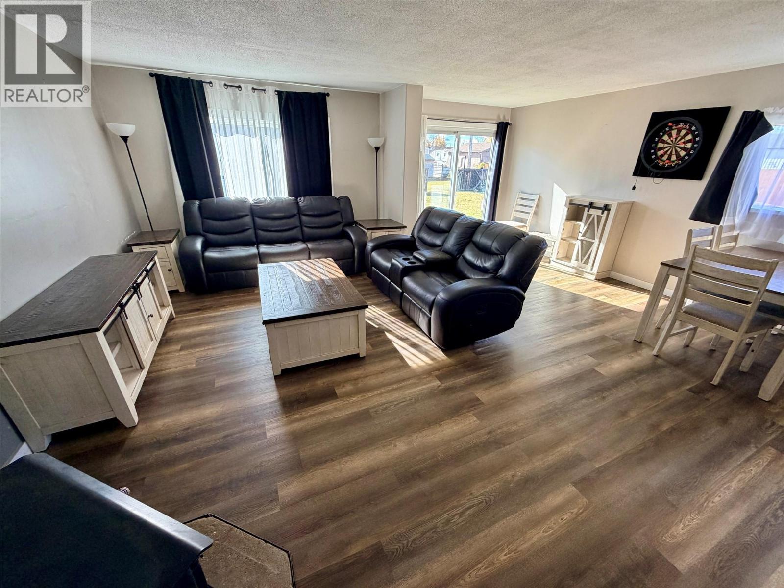 5007 48 Avenue - 8
