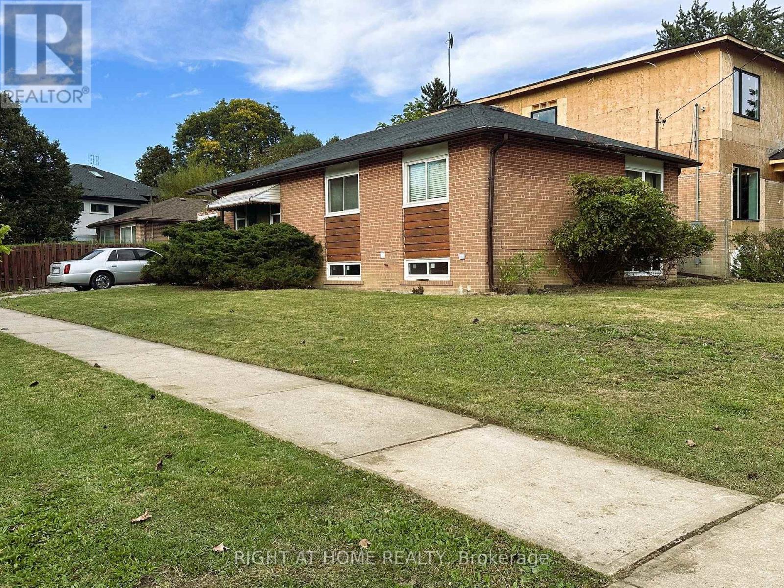 19 Upminster Crescent, Toronto, ON photo 3