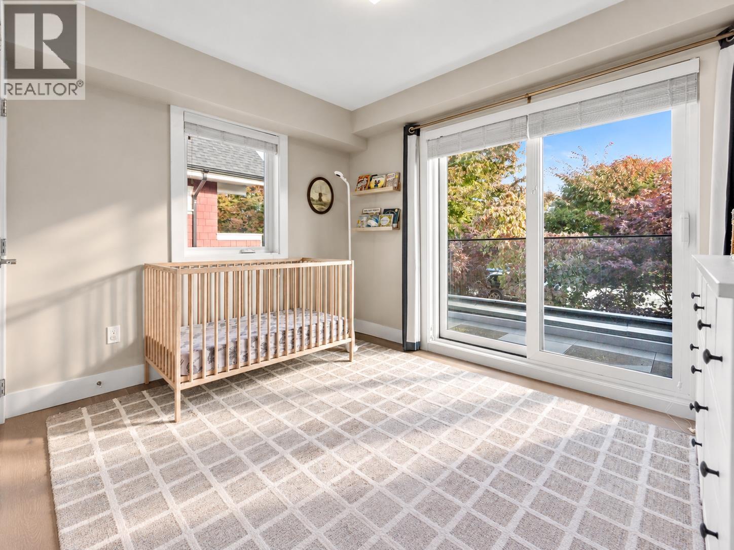 2 233 W 5TH STREET, North Vancouver
