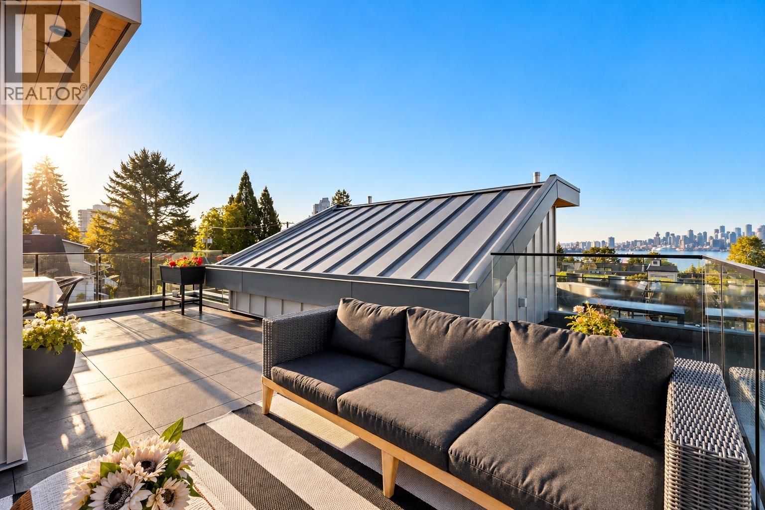 2 233 W 5TH STREET, North Vancouver