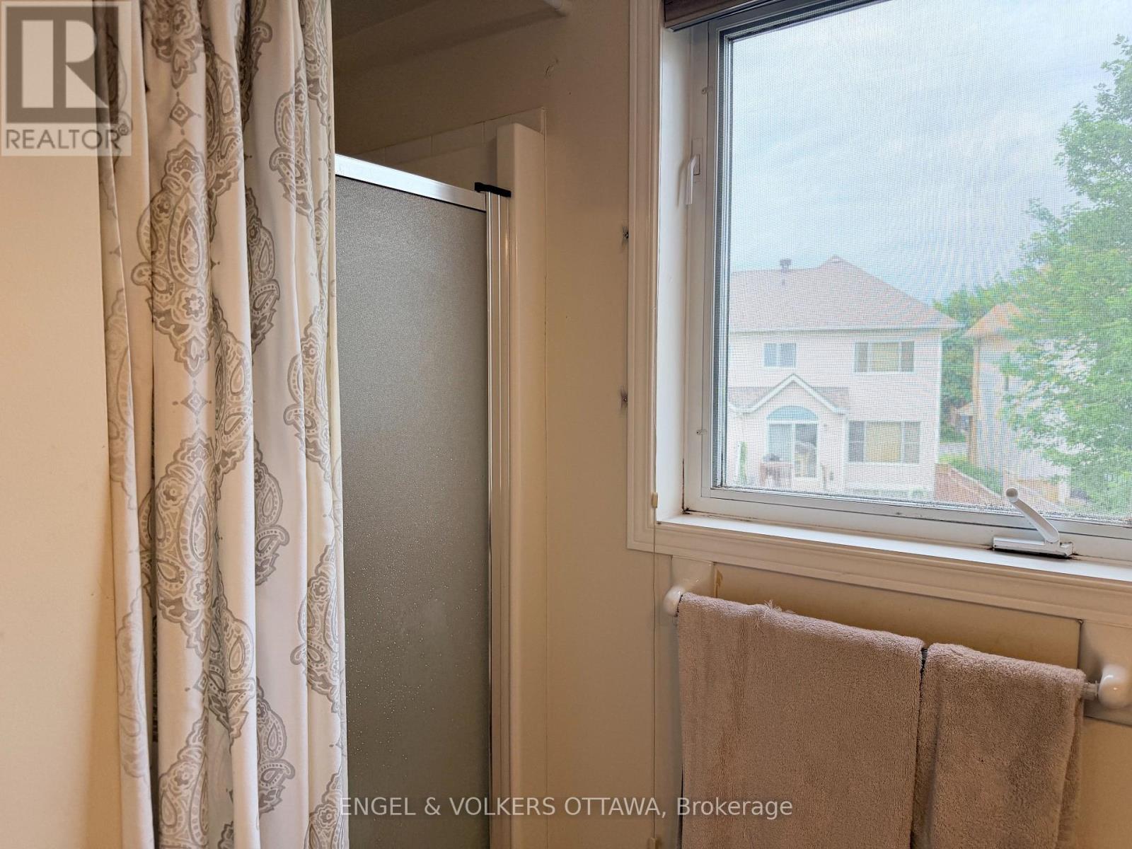 3 Bed, 3 Bath Townhouse for Rent in Ottawa – 124 LANDOVER CRESCENT, Ottawa – MLS# X13757696 - Image 20