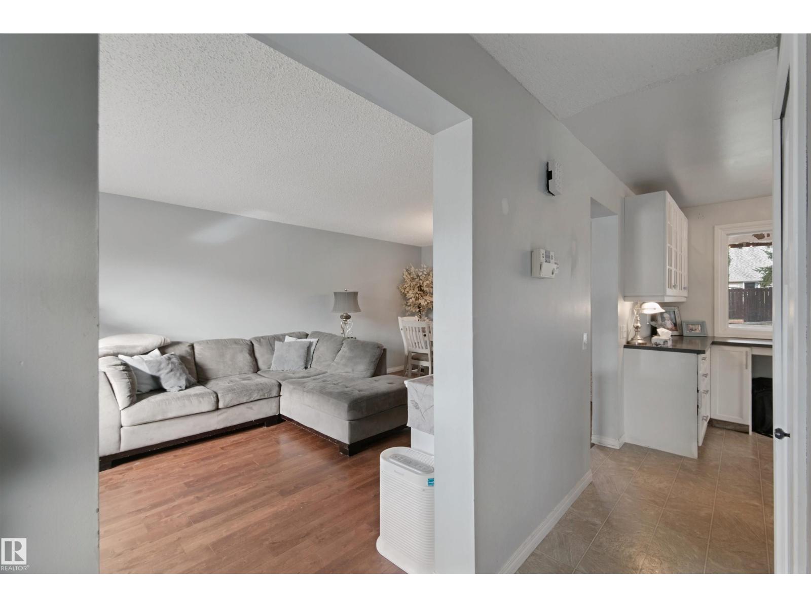 4528 35 AV NW - 2
