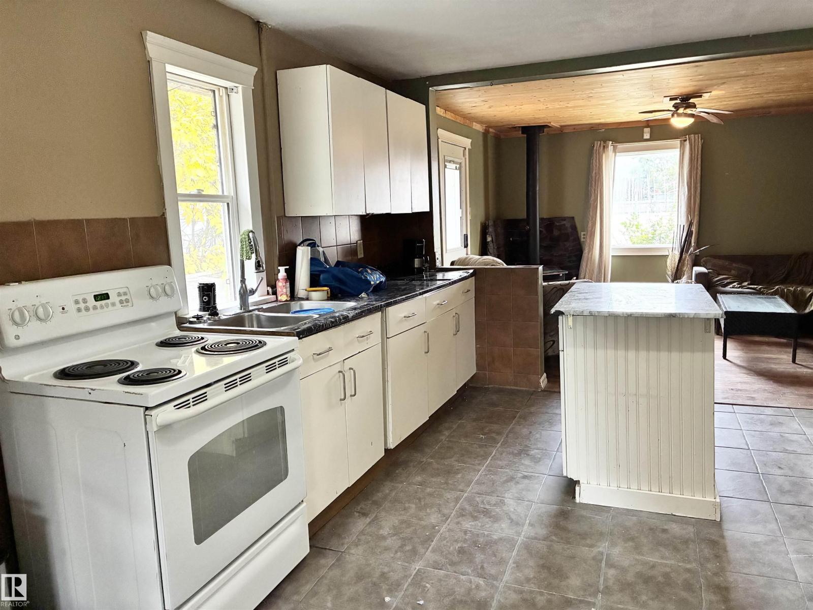 5231 46 ST - 9