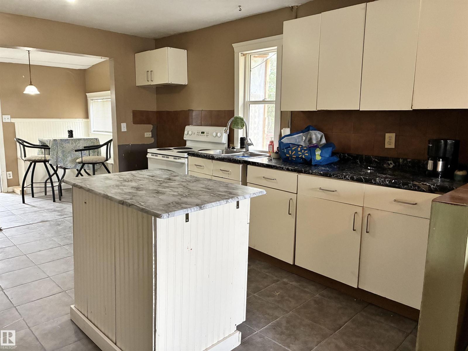 5231 46 ST - 8