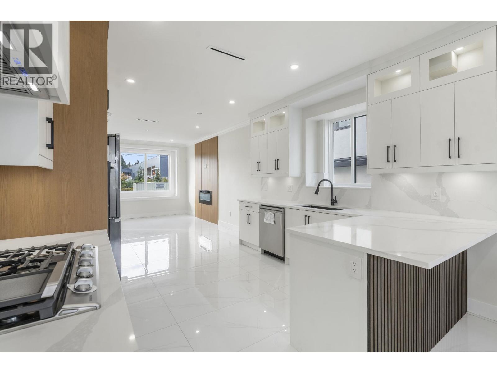 Photo of 5685 LAUREL STREET 9