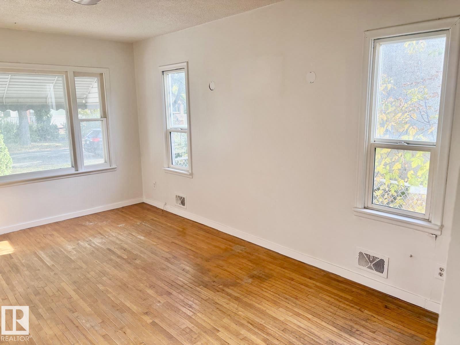 11922 69 ST NW - 10