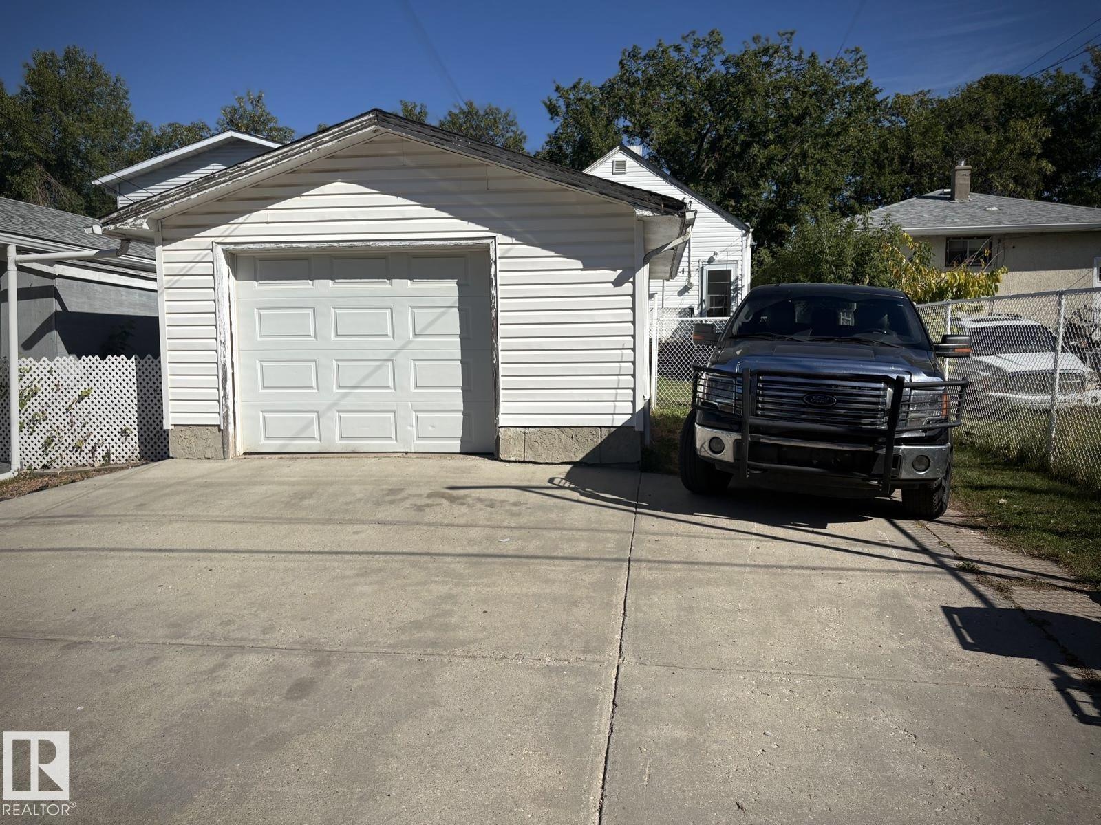 11922 69 ST NW - 7