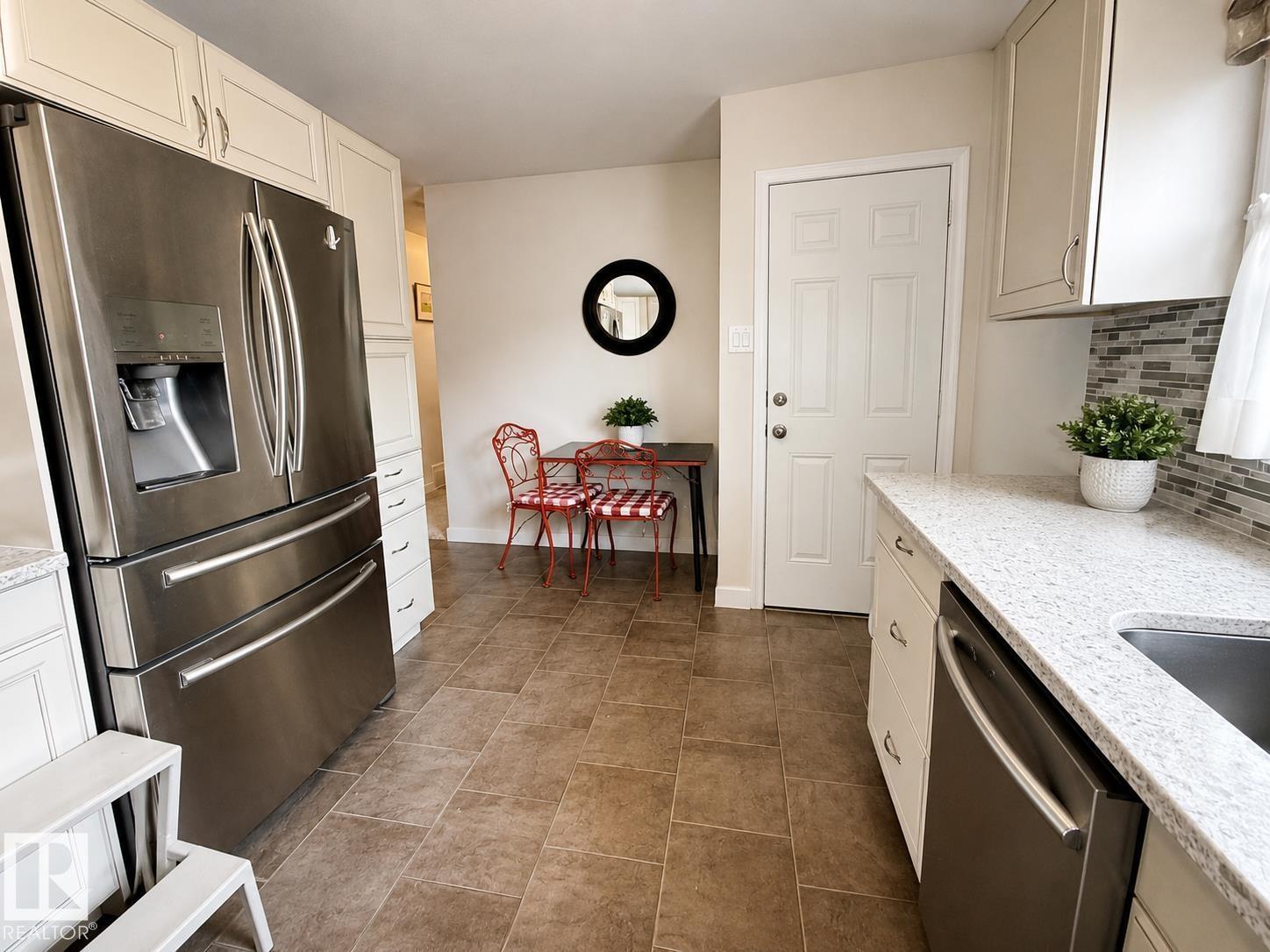 10315 44 ST NW - 4