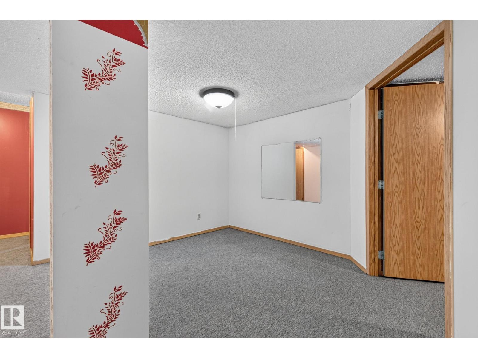 11 HOWSON CR NW - 24