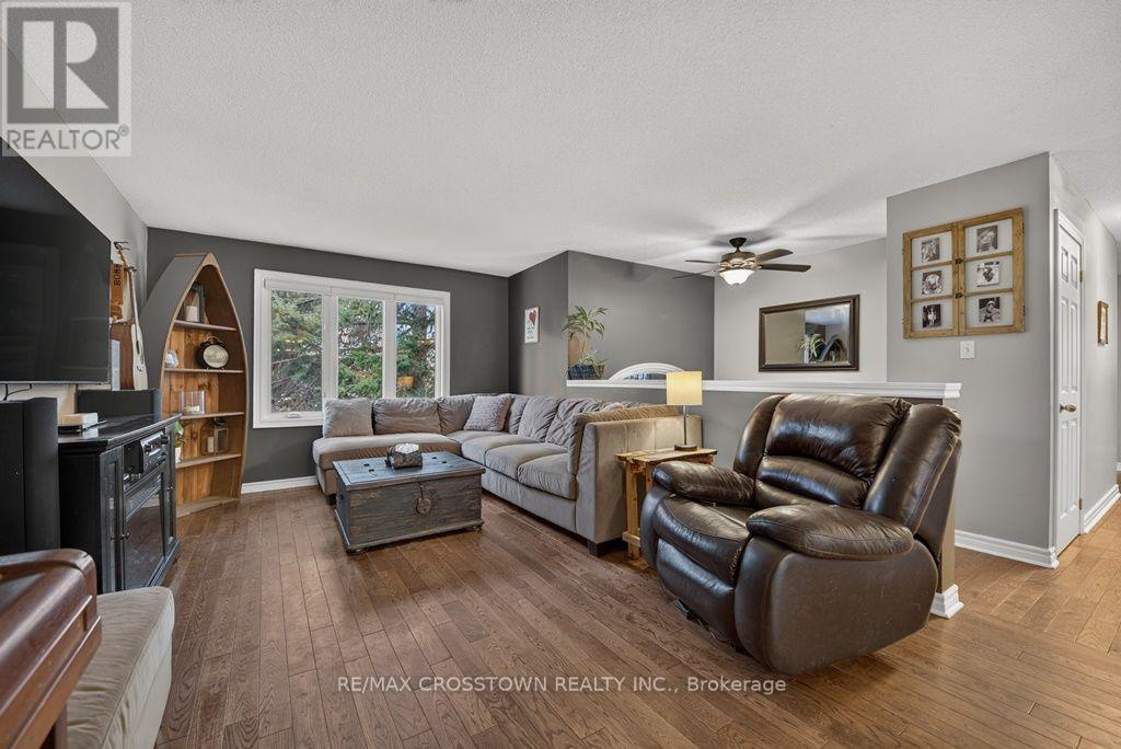 29 Brennan Avenue, Barrie, ON photo 3