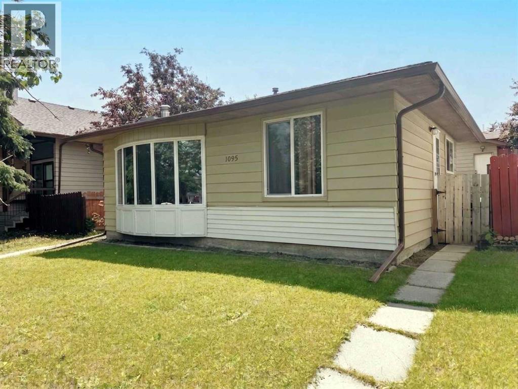 1095 Berkley Drive NW, Calgary Alberta