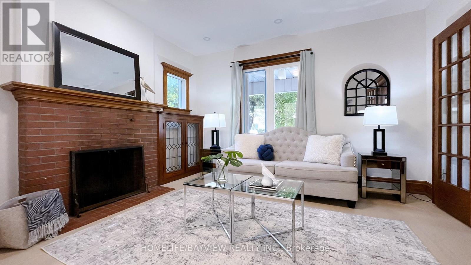82 Centre Street East, Richmond Hill, ON photo 6