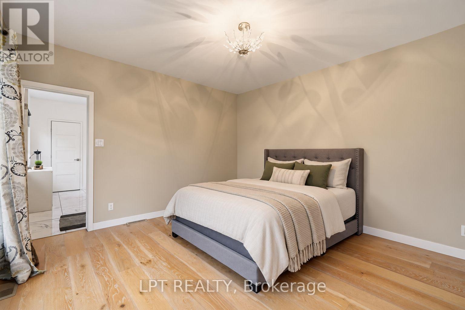31 CARILLON CRESCENT - 14