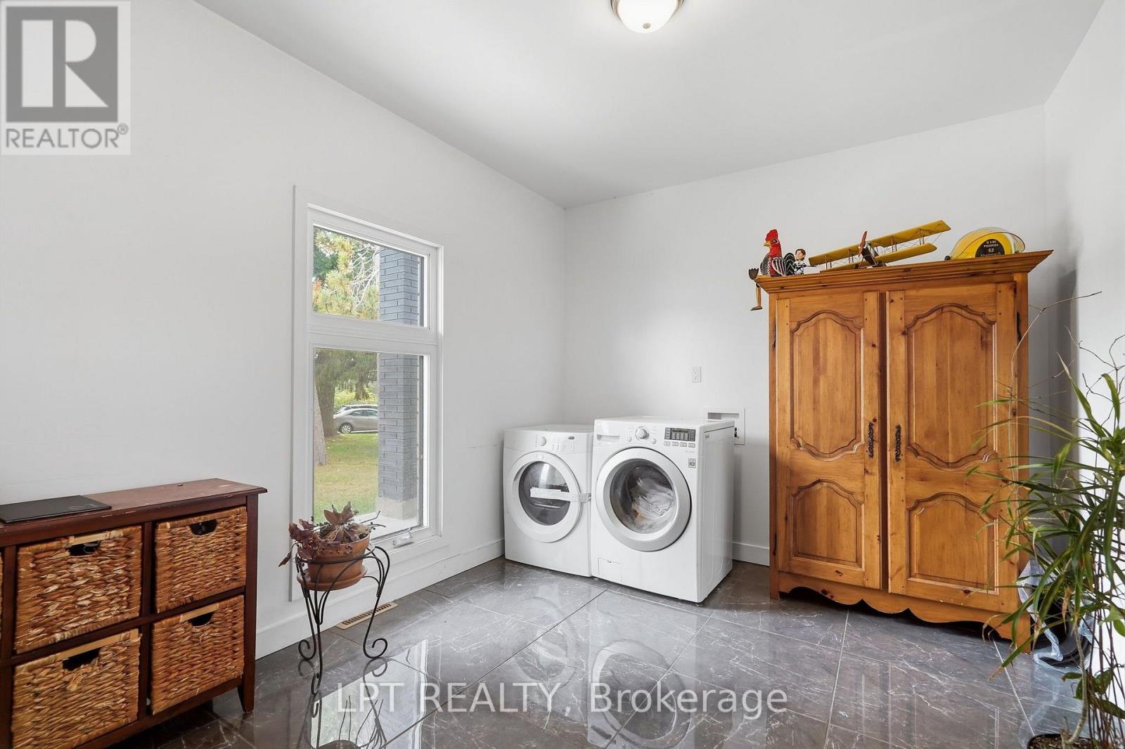 31 CARILLON CRESCENT - 17