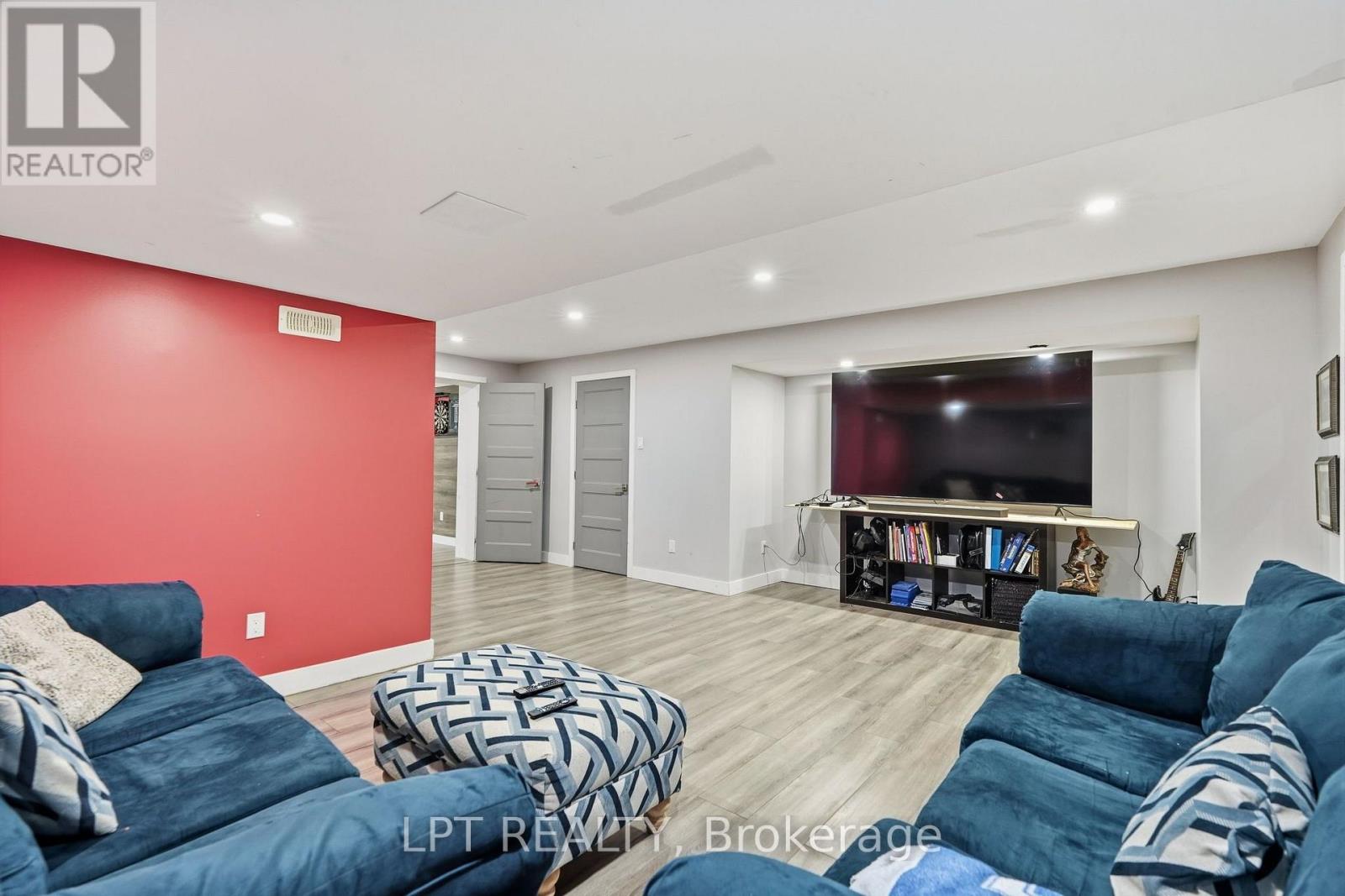 31 CARILLON CRESCENT - 22