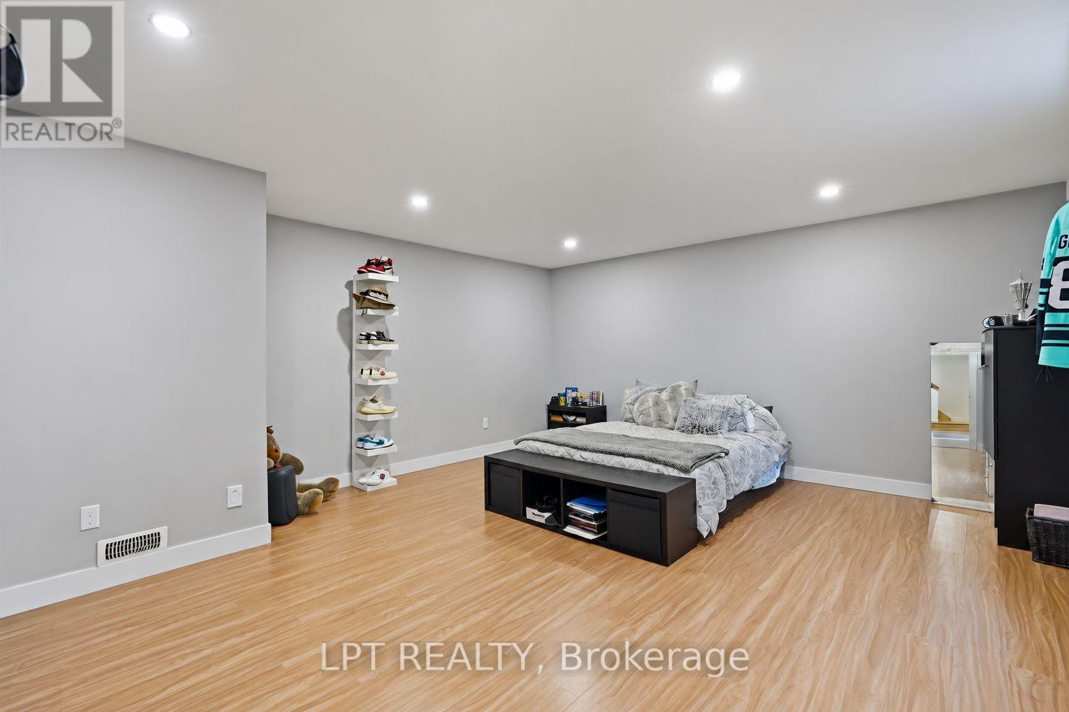 31 CARILLON CRESCENT - 23