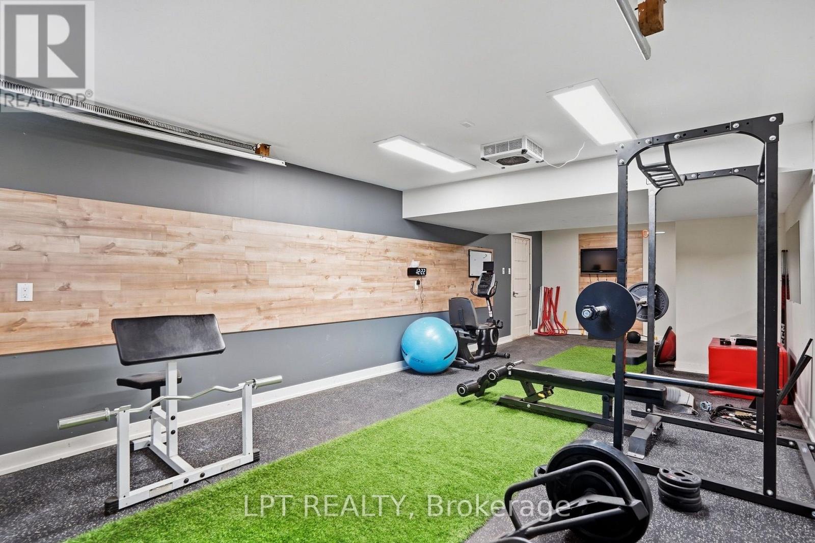 31 CARILLON CRESCENT - 24