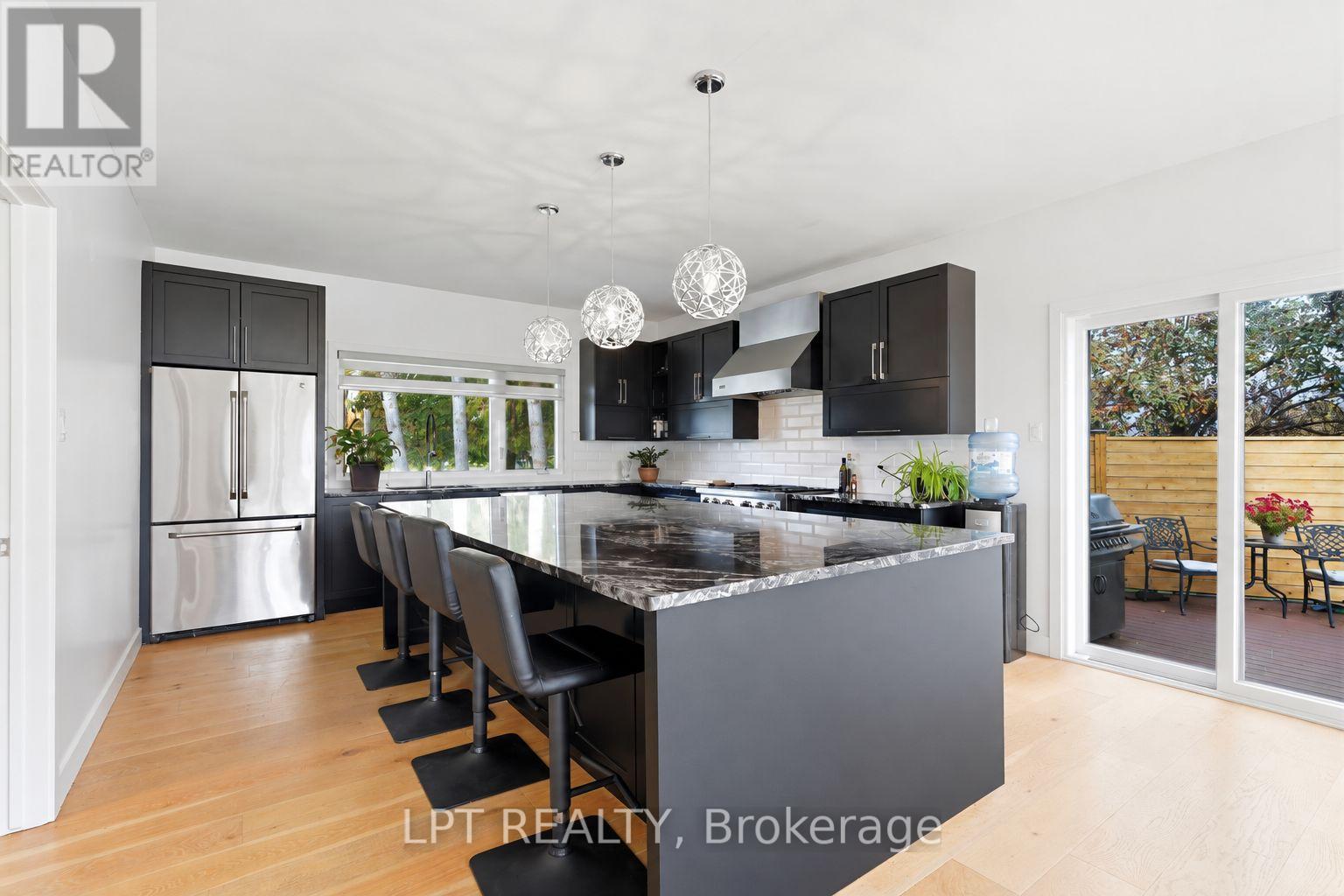 31 CARILLON CRESCENT - 8