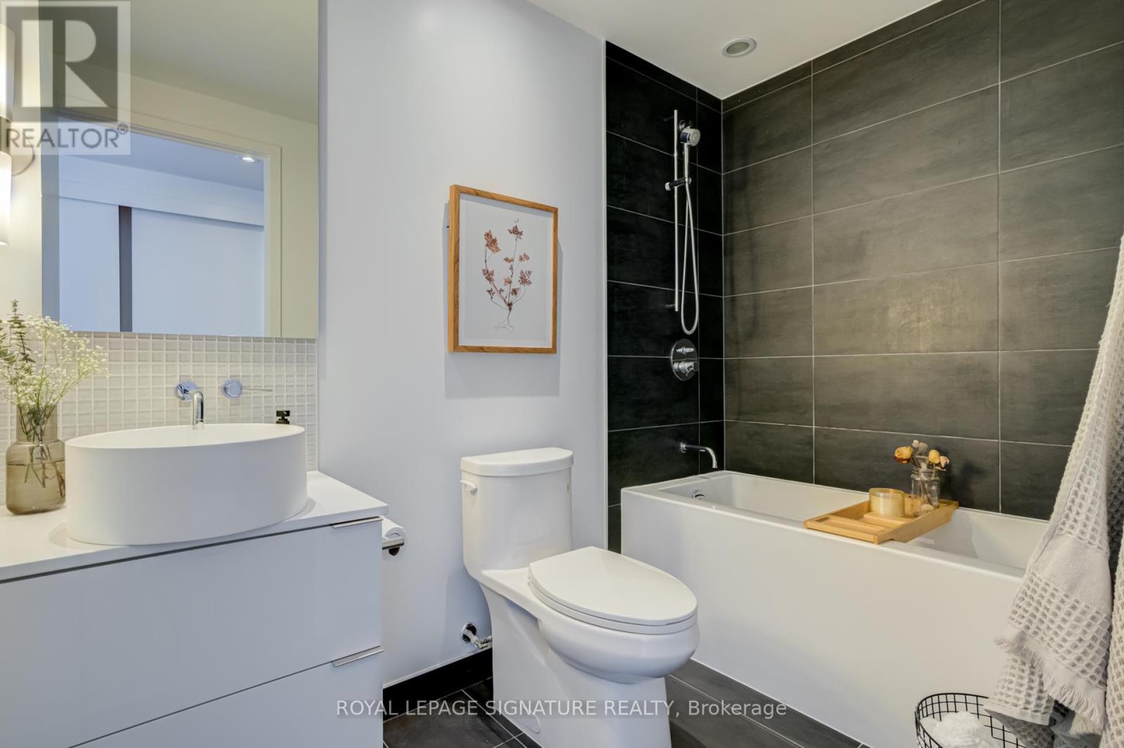 185 Roehampton Avenue — photo 29