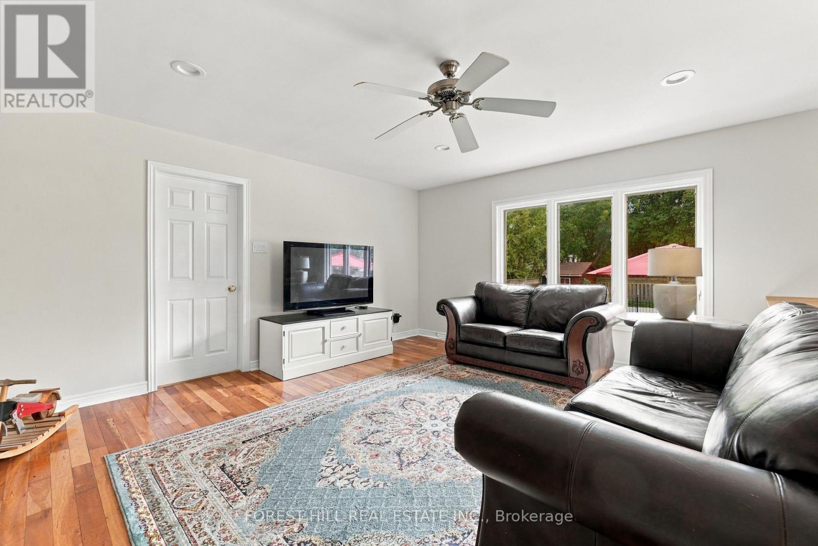 11 Urbandale Avenue, Toronto, ON photo 12