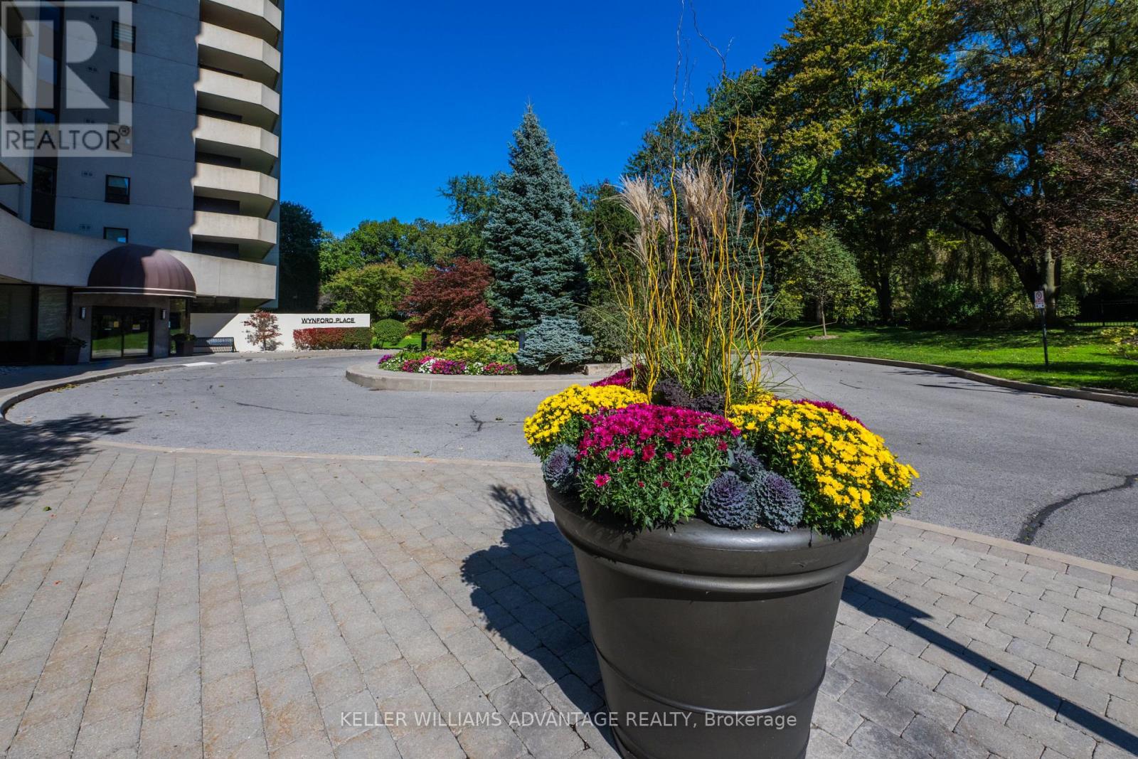 302- 75 Wynford Hts Crescent, Toronto, ON photo 2