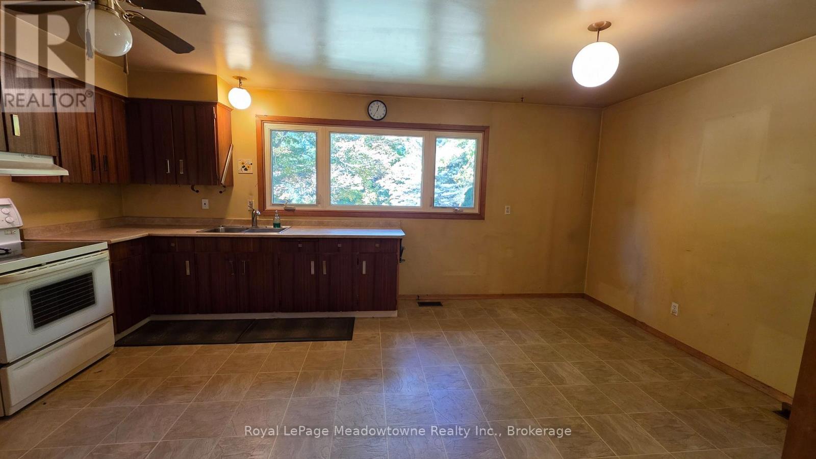 4202 15 SIDE ROAD - 15