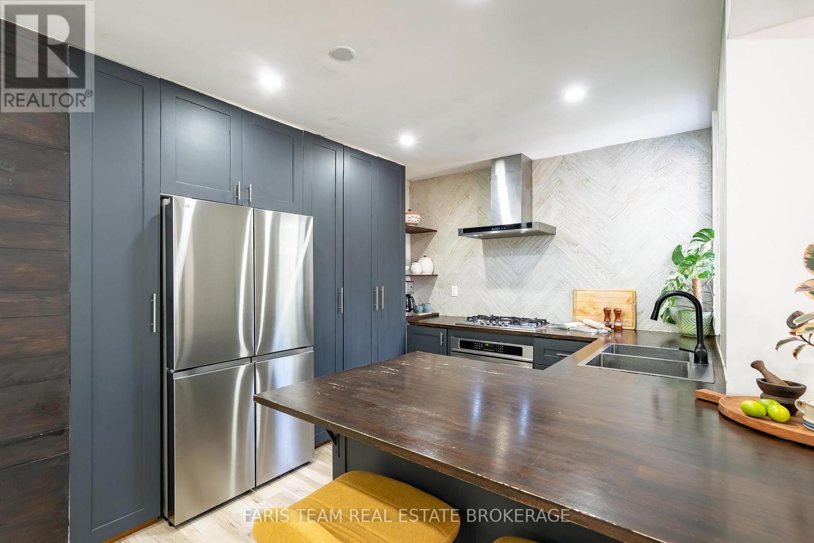 1020 EWART STREET - 4