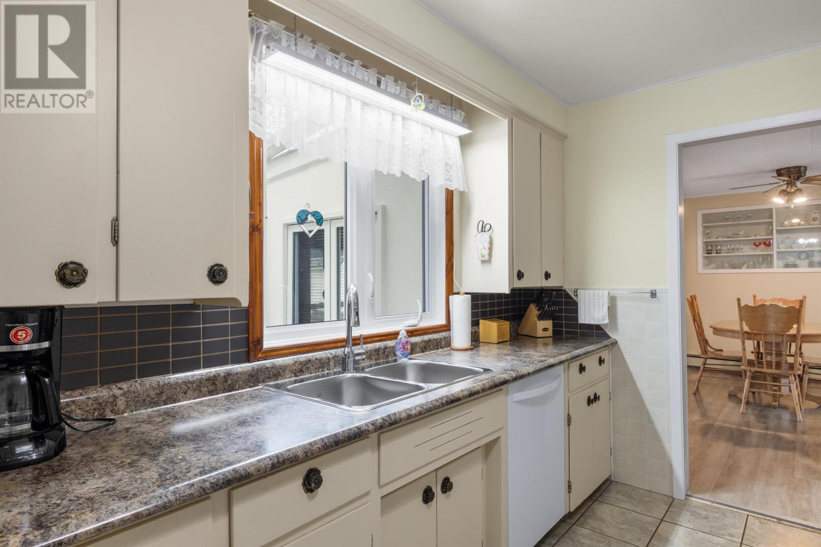 562 EAST POINT Road - 4