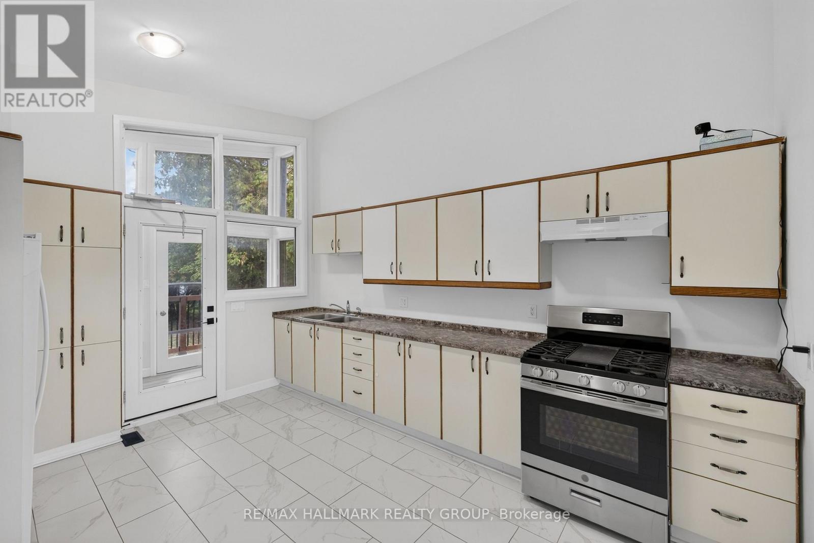114 MEADOWLANDS DRIVE W - Image 17