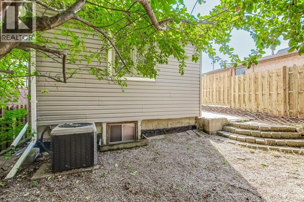 533 Catharine Street North — photo 41