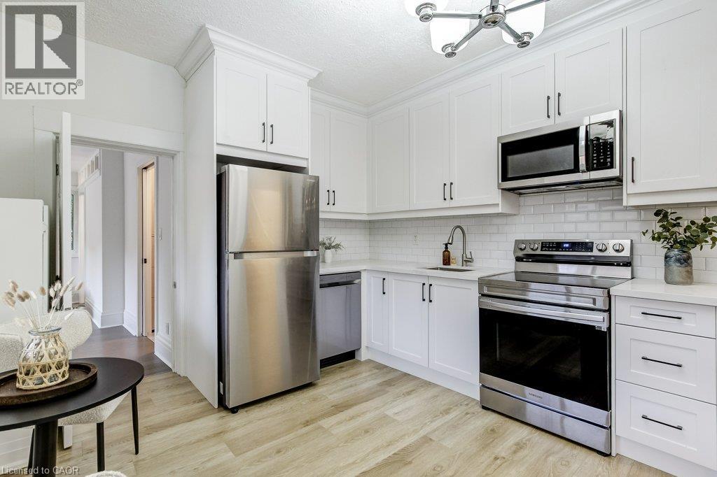 533 Catharine Street North — photo 16